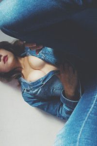 Une chaude milf chaude en direct
