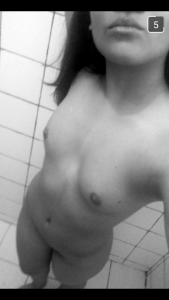 Une femme fontaine nue en webcam