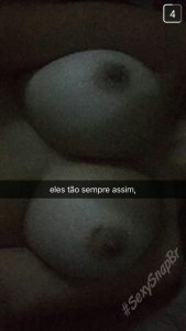 Une femme fontaine sexy en direct