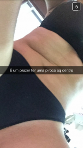 Une femme nu en live